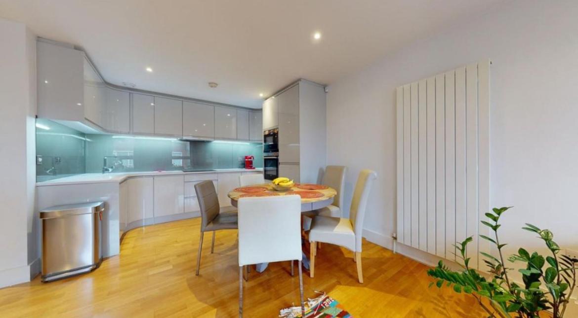 Modern Near Regents Park Apartment *